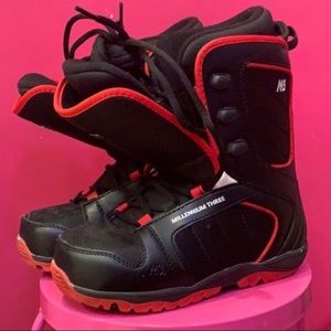 Millennium Three M3 Boys Size 4 Snowboarding Boots